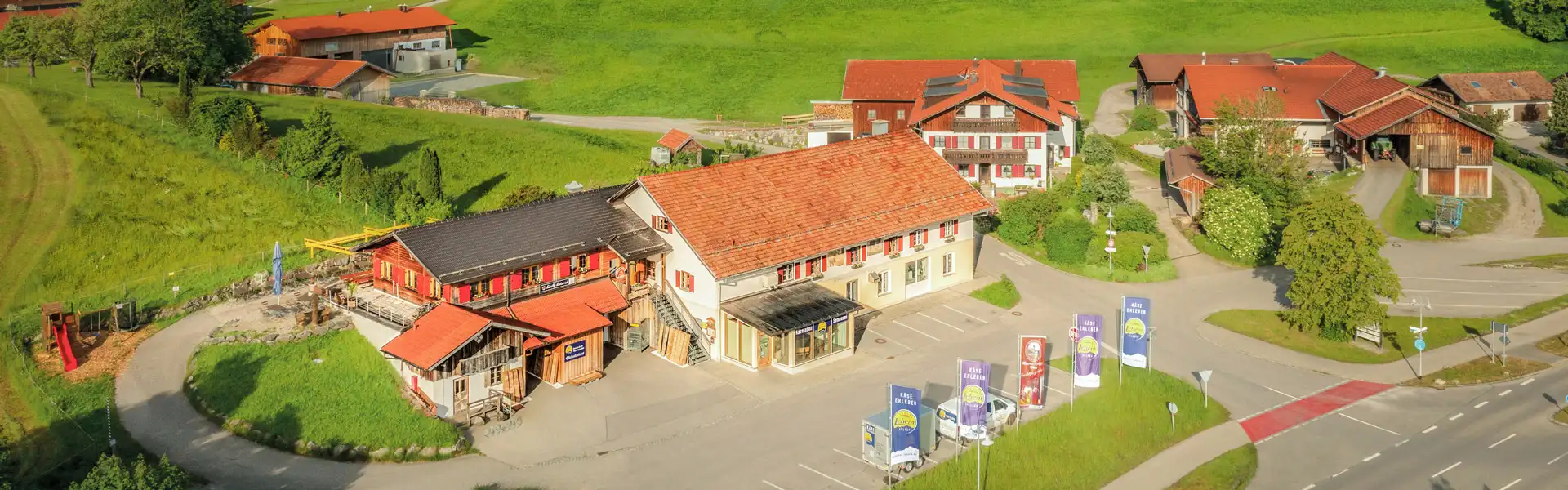Unsere Sennerei Lehern - hier produzieren wir den besten Käse Sennerei Lehern, Luftaufnahme mit Käserei und Shop